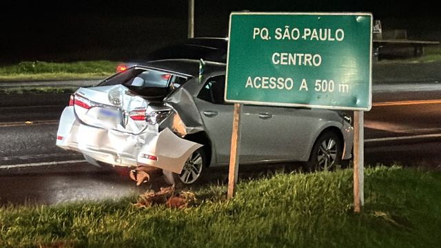 Caminhão atinge traseira de Toyota Corolla em engavetamento na BR-277, em Cascavel