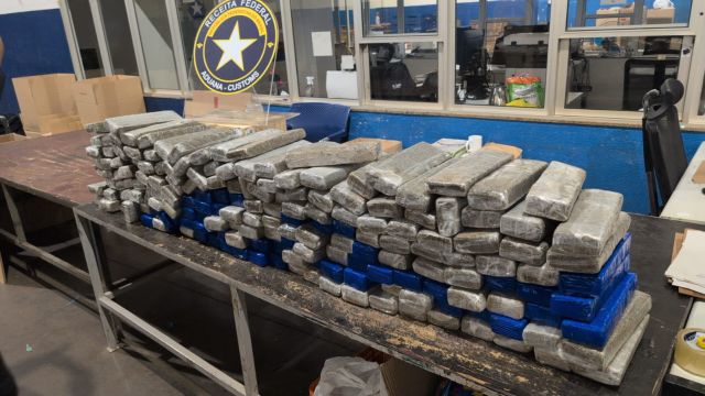 Receita Federal retém aproximadamente 140 kg de substância análoga à maconha na BR-277