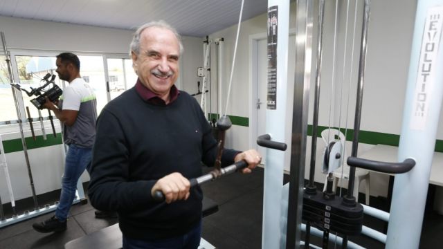 Prefeitura entrega academia revitalizada no Ciro Nardi e anuncia reforma da piscina do complexo