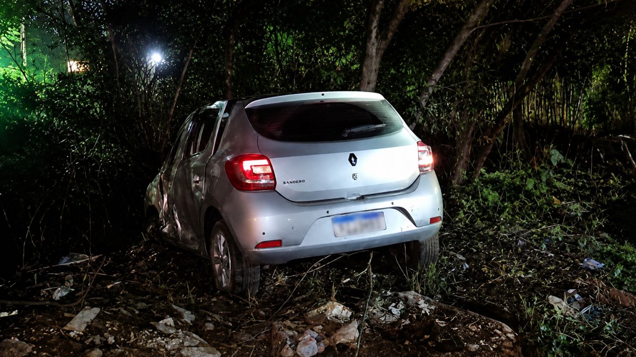 Motorista foge após capotamento de Renault Sandero na BR-467 em Cascavel; passageiro fica ferido