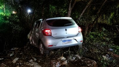 Imagem referente à notícia: Motorista foge após capotamento de Renault Sandero na BR-467 em Cascavel; passageiro fica ferido