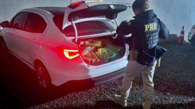 Imagem referente à notícia: PRF apreende quase 200 kg de maconha, medicamentos e detém seis pessoas na BR-277, no Paraná