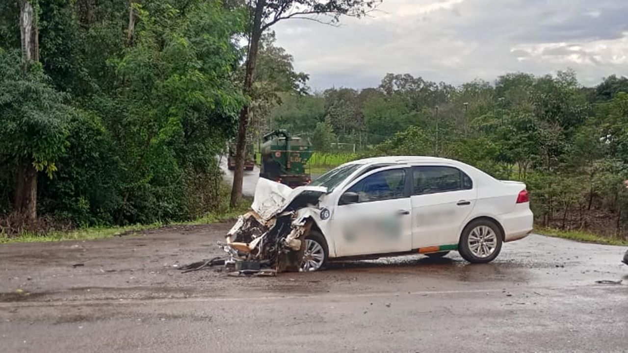 Colisão entre caminhão e Voyage deixa motorista ferido na PR-497, em Missal