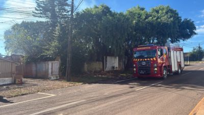 Imagem referente à notícia: Incêndio em casa abandonada mobiliza bombeiros e preocupa moradores no Parque São Paulo, em Cascavel
