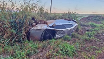Imagem referente à notícia: Capotamento na BR-369 deixa motorista ferido após carro sair da pista em Corbélia