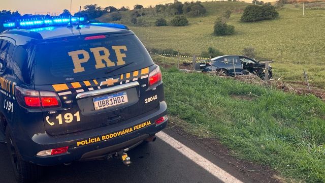Mãe e duas filhas morrem após carro sair da pista e bater contra árvore na BR-369, em Cornélio Procópio