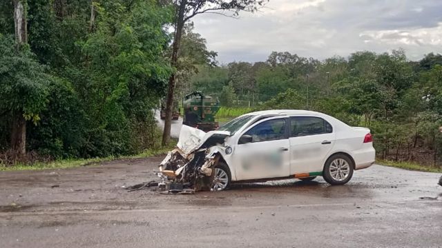 Colisão entre caminhão e Voyage deixa motorista ferido na PR-497, em Missal
