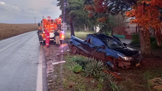 Motorista fica ferido após Fiat Strada bater contra árvore na PR-573, em Corbélia