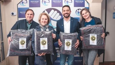 Imagem referente a notícia: Provopar recebe 2 mil cobertores do FC Cascavel e reforça atendimento a famílias em situação de vulnerabilidade no inverno