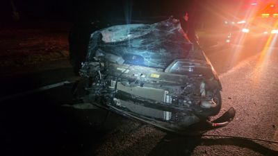 Imagem referente à notícia: Colisão entre carro e carreta na BR-153 deixa dois mortos e dois idosos em estado grave em Jacarezinho