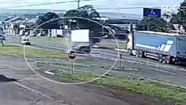 Câmeras de segurança registram grave colisão entre carro e caminhão na BR-277 em Santa Tereza do Oeste