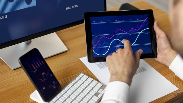 Ativos digitais entram em nova fase de regulação e exigem cautela de investidores