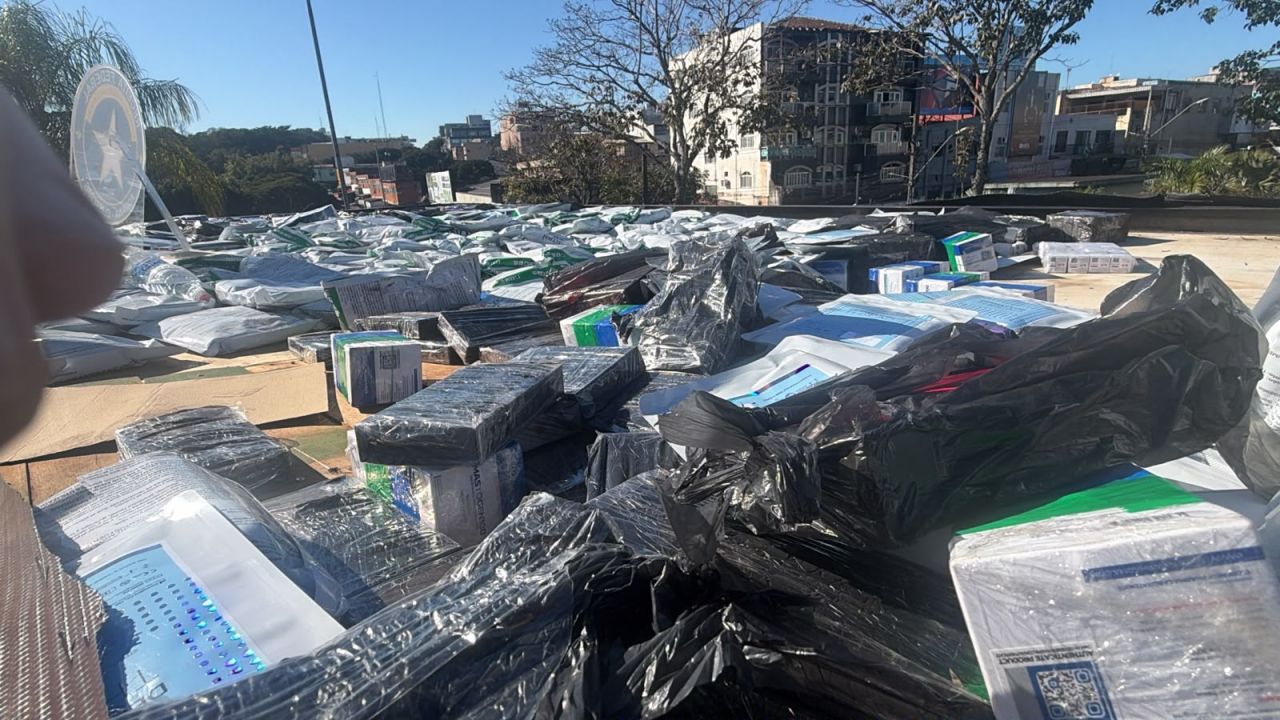 Receita Federal apreende caminhão com contrabando de R$ 500 mil escondido em fundo falso na Ponte da Amizade