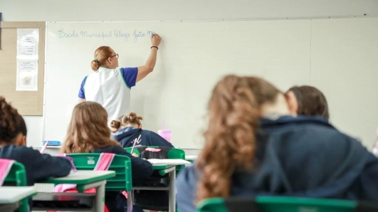 Câmara aprova cartão para compra de material escolar e mais 2 projetos da educação