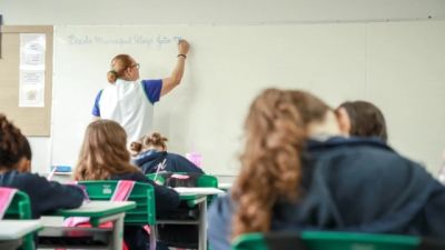 Imagem referente à notícia: Câmara aprova cartão para compra de material escolar e mais 2 projetos da educação