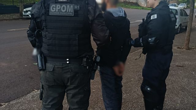 Motociclista embriagado cai em frente à base da Guarda Municipal e acaba preso em Cascavel