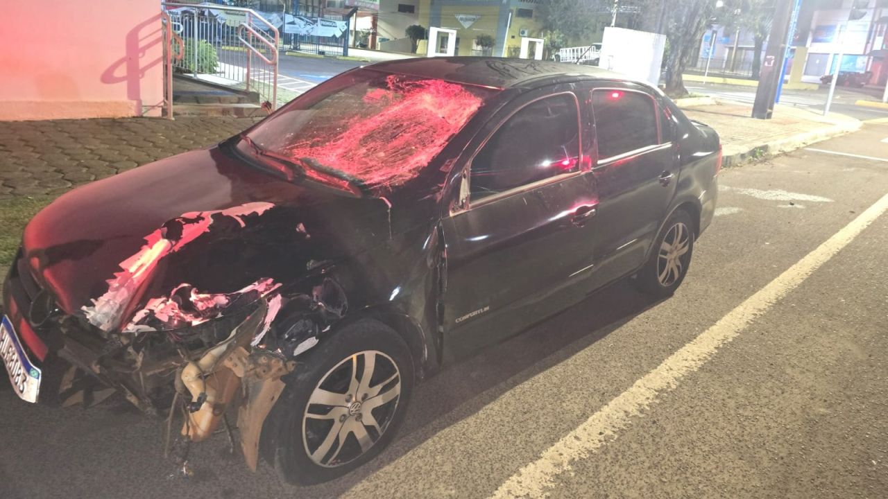 Motorista de 21 anos é presa por embriaguez ao volante após atingir ponto de ônibus e placas em Cascavel