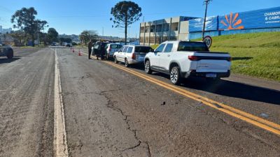 Imagem referente à notícia: Engavetamento com cinco veículos na BR-369 deixa uma pessoa ferida em Apucarana