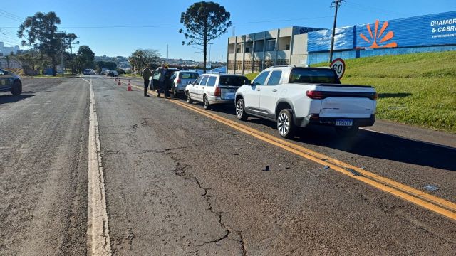 Engavetamento com cinco veículos na BR-369 deixa uma pessoa ferida em Apucarana
