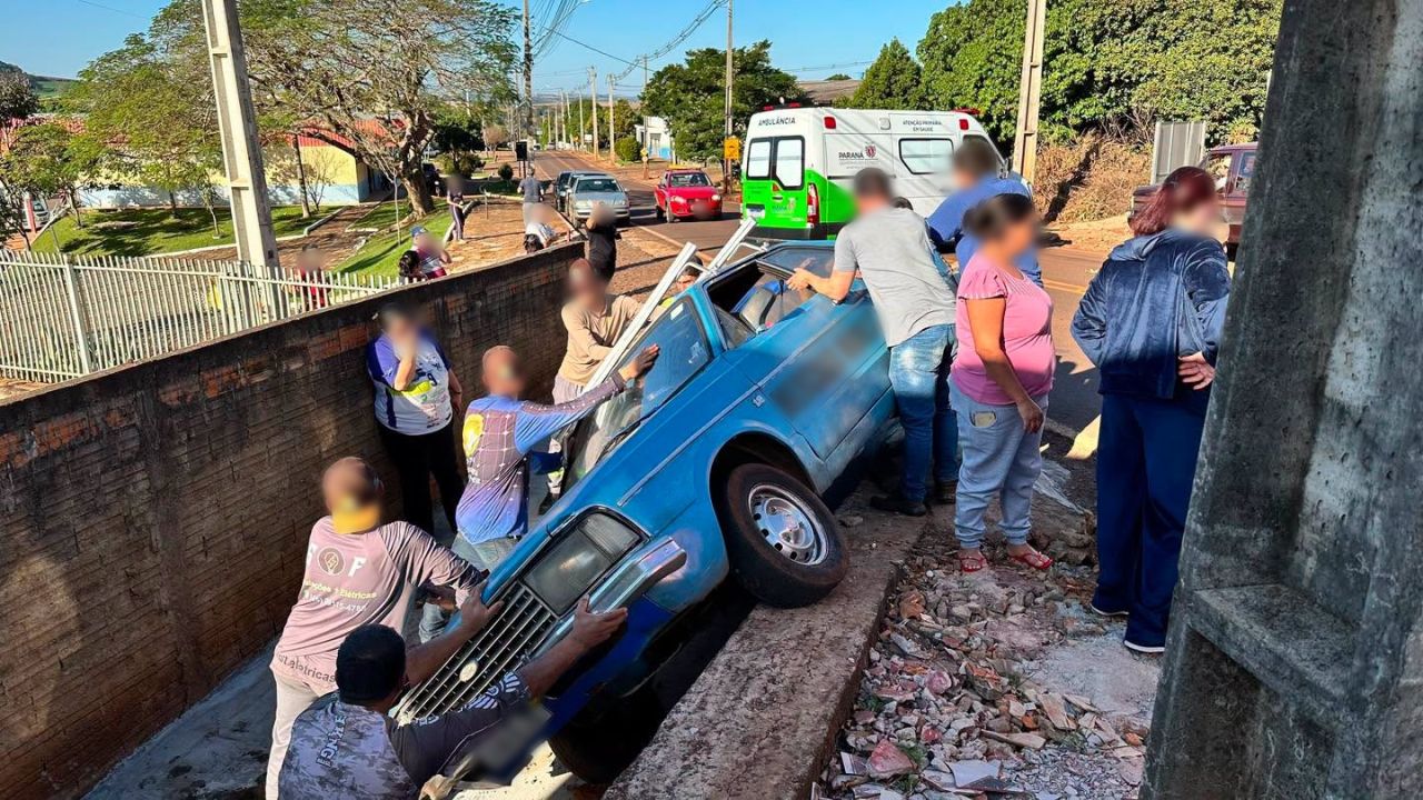 Carro atravessa a PR-484 e atinge rampa de garagem; cadeirante fica ferida em Boa Vista da Aparecida