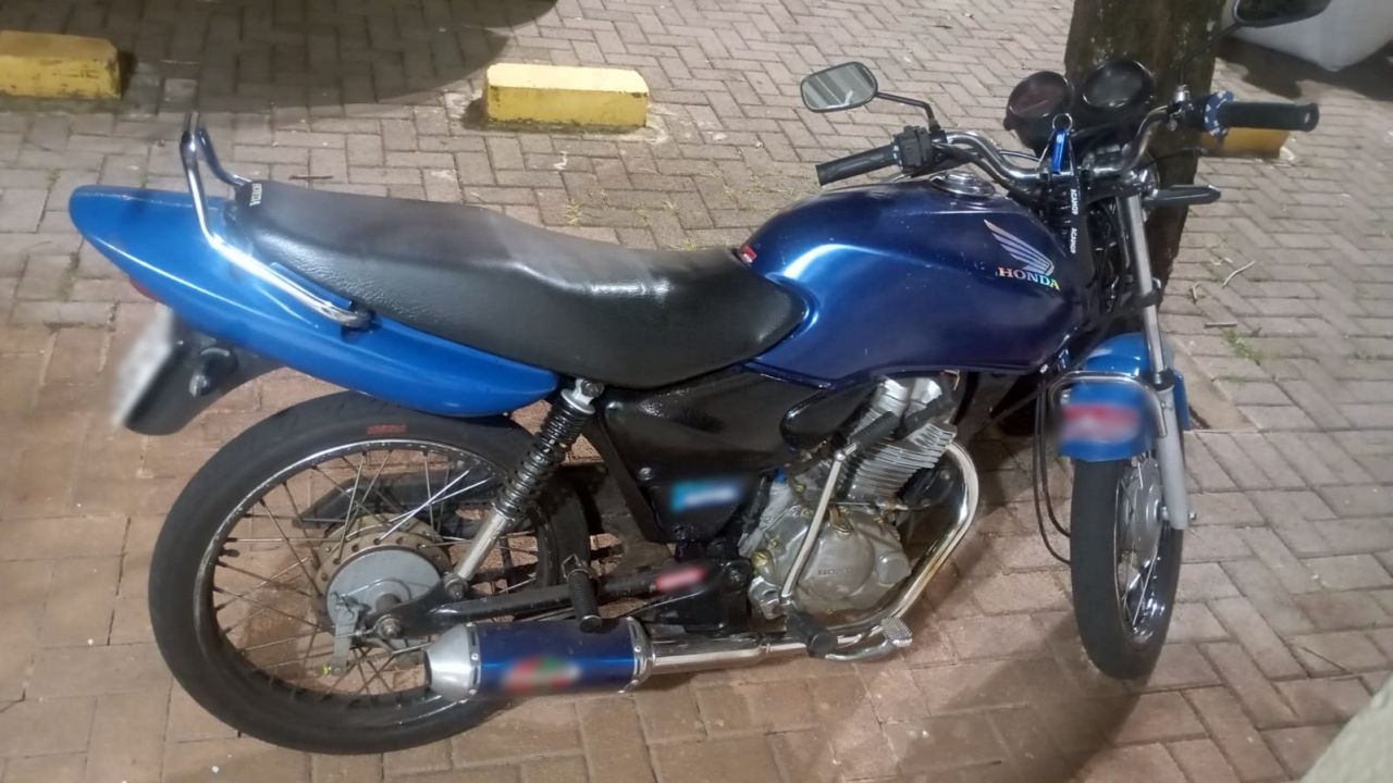 Motocicleta com escapamento adulterado e licenciamento atrasado desde 2020 é apreendida no bairro Cancelli