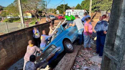 Imagem referente a notícia: Carro atravessa a PR-484 e atinge rampa de garagem; cadeirante fica ferida em Boa Vista da Aparecida