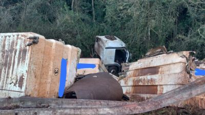 Imagem referente à notícia: Motorista fica ferido após caminhão sair da pista na PR-317, em Toledo