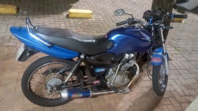 Imagem referente à notícia: Motocicleta com escapamento adulterado e licenciamento atrasado desde 2020 é apreendida no bairro Cancelli