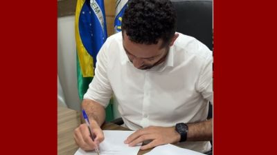 Imagem referente à notícia: Prefeito em exercício Tiago Almeida autoriza contratação de 103 professores para reforçar rede municipal de ensino