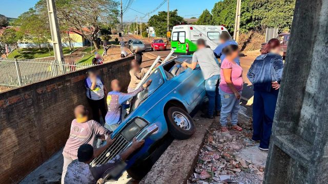 Imagem referente a notícia: Carro atravessa a PR-484 e atinge rampa de garagem; cadeirante fica ferida em Boa Vista da Aparecida