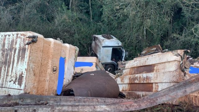 Motorista fica ferido após caminhão sair da pista na PR-317, em Toledo