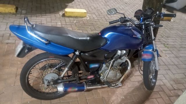 Motocicleta com escapamento adulterado e licenciamento atrasado desde 2020 é apreendida no bairro Cancelli