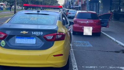 Imagem referente à notícia: Dupla é abordada com haxixe após tentar despistar viatura da PM no Centro; carro é apreendido