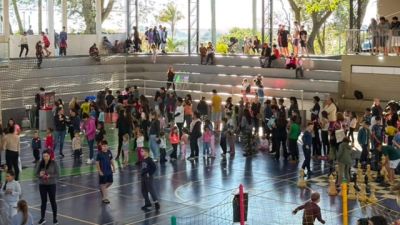 Imagem referente à notícia: Colônia de Férias da Semel reúne centenas de crianças e movimenta a Praça Paraguai durante o recesso escolar