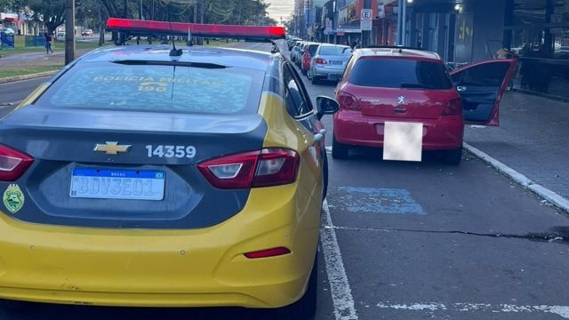 Dupla é abordada com haxixe após tentar despistar viatura da PM no Centro; carro é apreendido