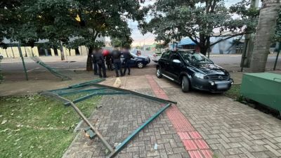 Imagem referente à notícia: Motorista embriagada invade Praça CEU, destrói portão e acaba presa; homem que foi retirar veículo também é detido por embriaguez