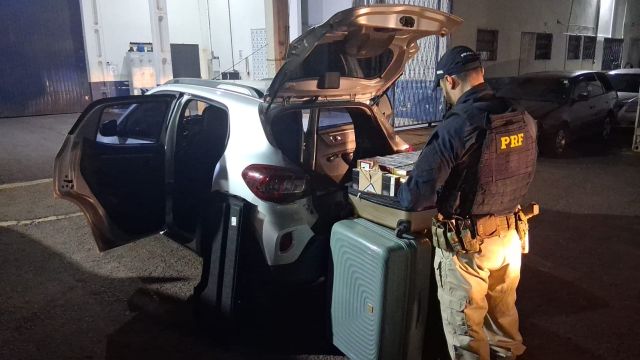 PRF e Receita Federal apreendem veículo carregado com cigarros contrabandeados na BR-277 em Cascavel