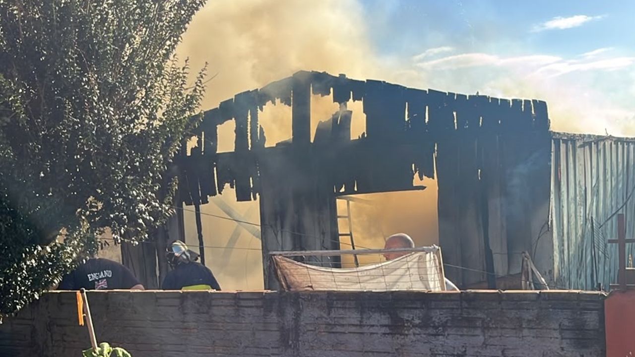 Incêndio destrói residência de madeira e mobiliza bombeiros em Corbélia