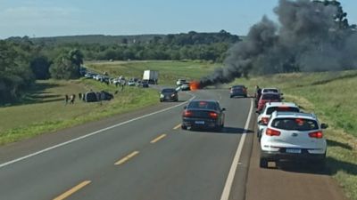 Imagem referente à notícia: Grave acidente entre carros provoca incêndio e interdita a BR-277 em Candói; há suspeita de vítima carbonizada