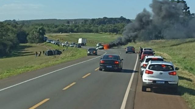 Grave acidente entre carros provoca incêndio e interdita a BR-277 em Candói; há suspeita de vítima carbonizada