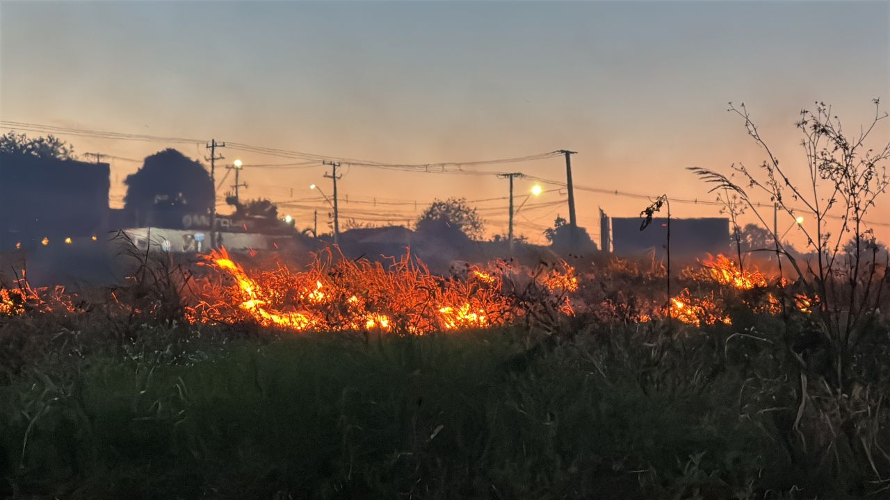 Incêndio ambiental de grandes proporções mobiliza Corpo de Bombeiros na região Norte de Cascavel