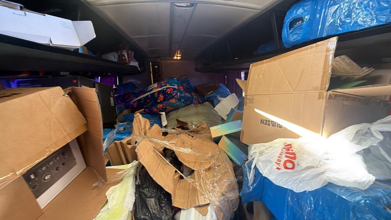 Receita Federal retém ônibus clandestino com carga de R$ 800 mil em mercadorias na BR-277