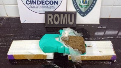 Imagem referente à notícia: Romu apreende mais de 2 kg de maconha e cocaína durante abordagem a motocicleta no bairro Pacaembu, em Cascavel