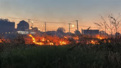 Imagem referente à notícia: Incêndio ambiental de grandes proporções mobiliza Corpo de Bombeiros na região Norte de Cascavel