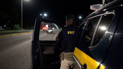 Imagem referente à notícia: PRF e PM frustram roubo a ônibus interestadual na BR-369 e fazem criminosos abandonar carga e pertences em Corbélia