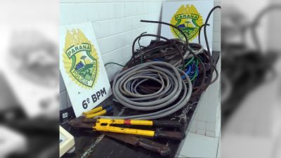 Imagem referente à notícia: Dupla é presa em flagrante após furtar cerca de 40 kg de cabos de telefonia no Centro de Cascavel