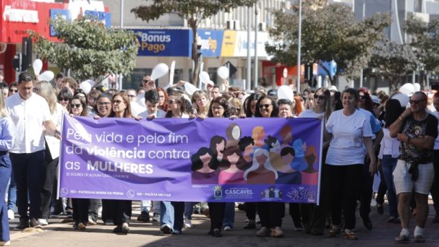 Prefeitura realiza 4ª Caminhada do Meio-Dia para sensibilizar comunidade na luta contra o feminicídio