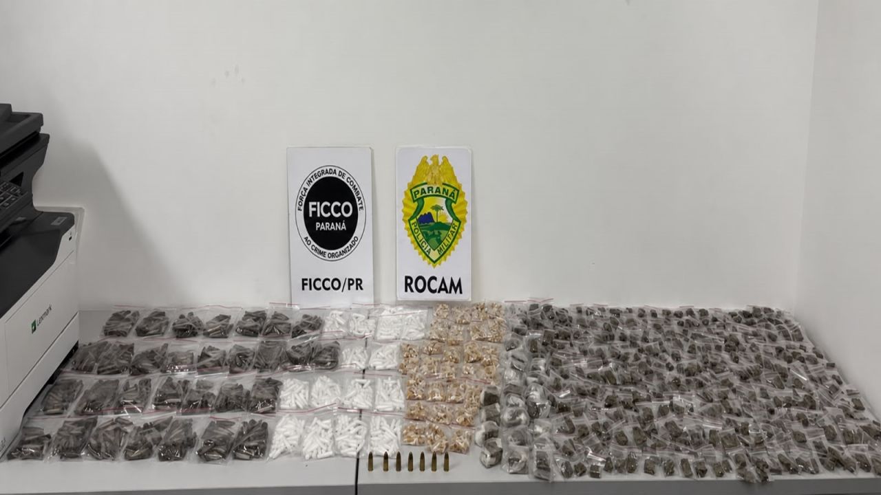 FICCO e ROCAM apreendem cocaína, crack, maconha e munições após suspeito fugir de abordagem em Colombo