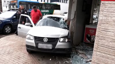 Imagem referente à notícia: Gol é arremessado contra panificadora após forte batida em cruzamento no Centro de Cascavel; Veja o momento da batida