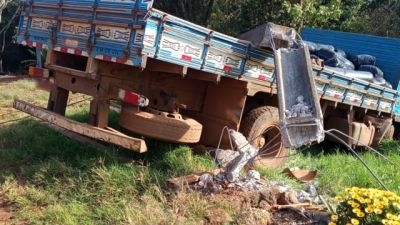 Imagem referente à notícia: Trabalhador morre após caminhão atingir postes e cabos de energia caírem sobre ele em Quedas do Iguaçu